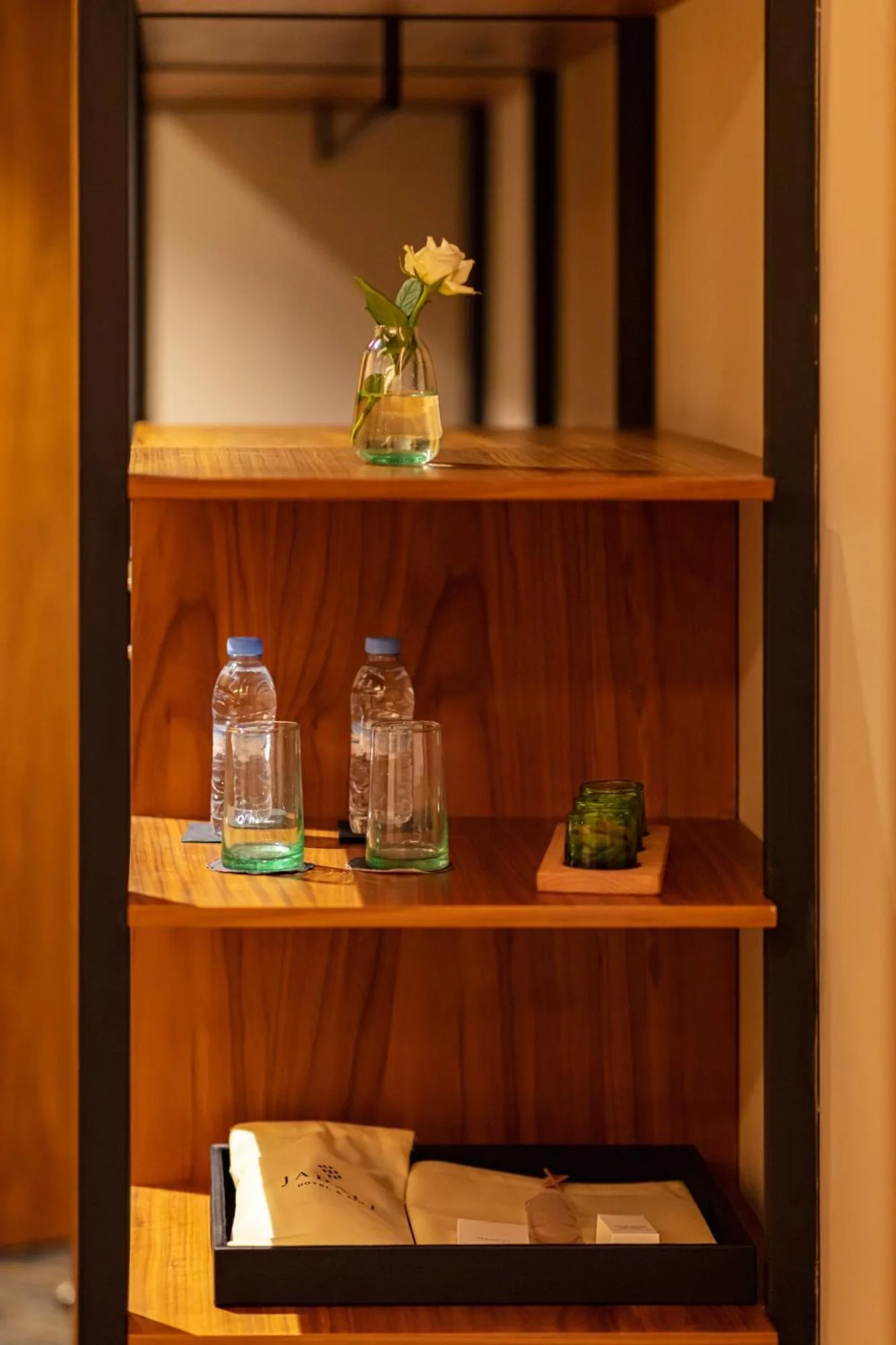 Hotel Jadali & Spa room amenities shelf