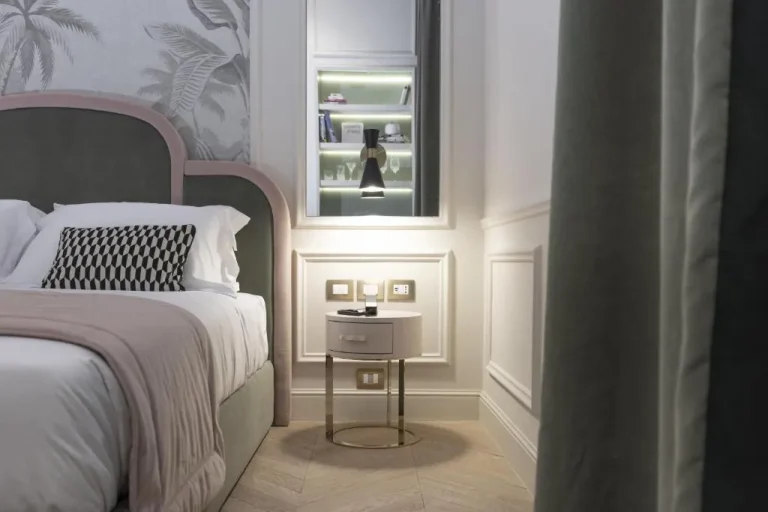 Nightstand with a lamp at Hotel La Gemma in Florence