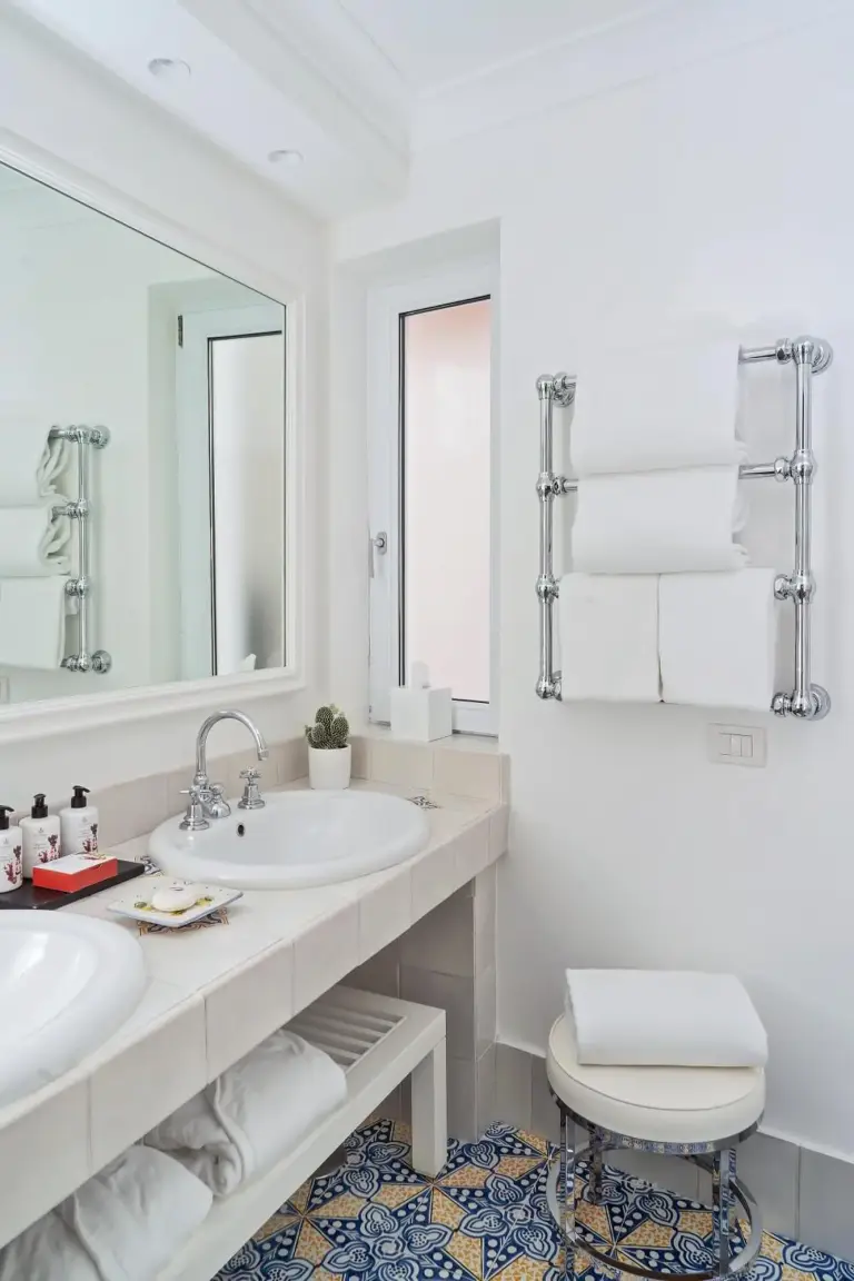 Baño moderno en Hotel La Minerva en Capri