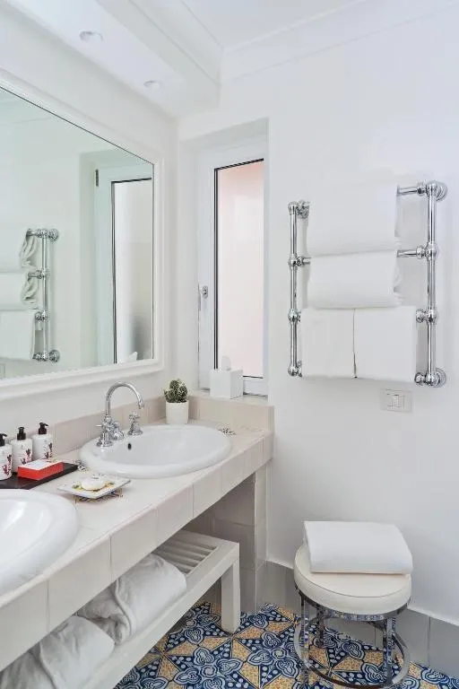 Modern bathroom at Hotel La Minerva in Capri