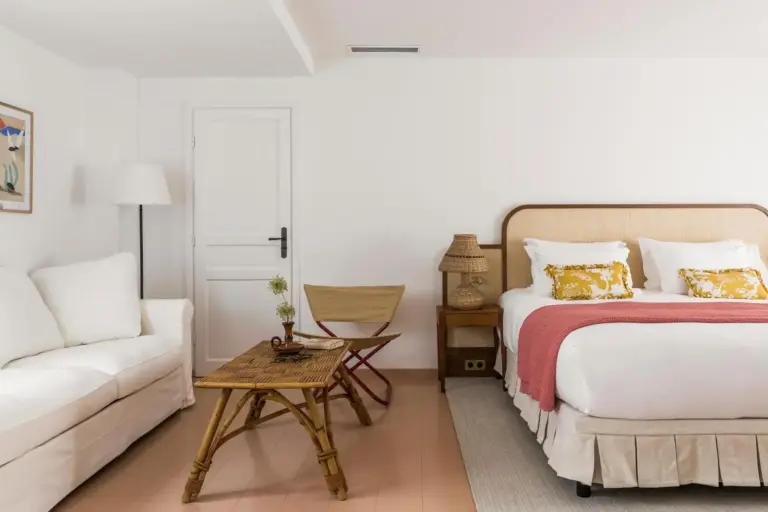 Gemütlicher Wohnbereich im Hôtel La Tartane Saint-Tropez