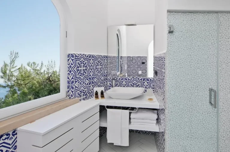 Modern bathroom with sea view at Hotel Le Agavi