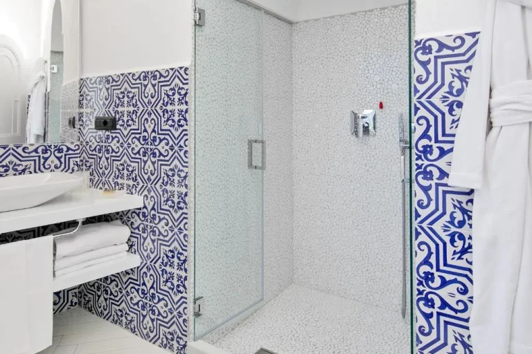 Shower room at Hotel Le Agavi with modern design