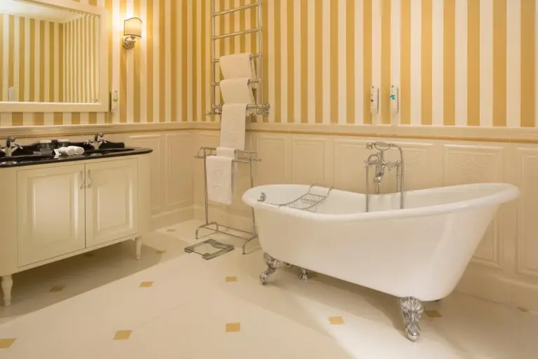 Salle de bain élégante à l'Hôtel Le Negresco à Nice