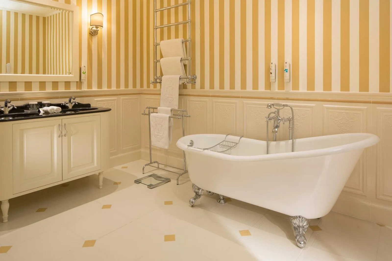 Salle de bain élégante à l'Hôtel Le Negresco à Nice