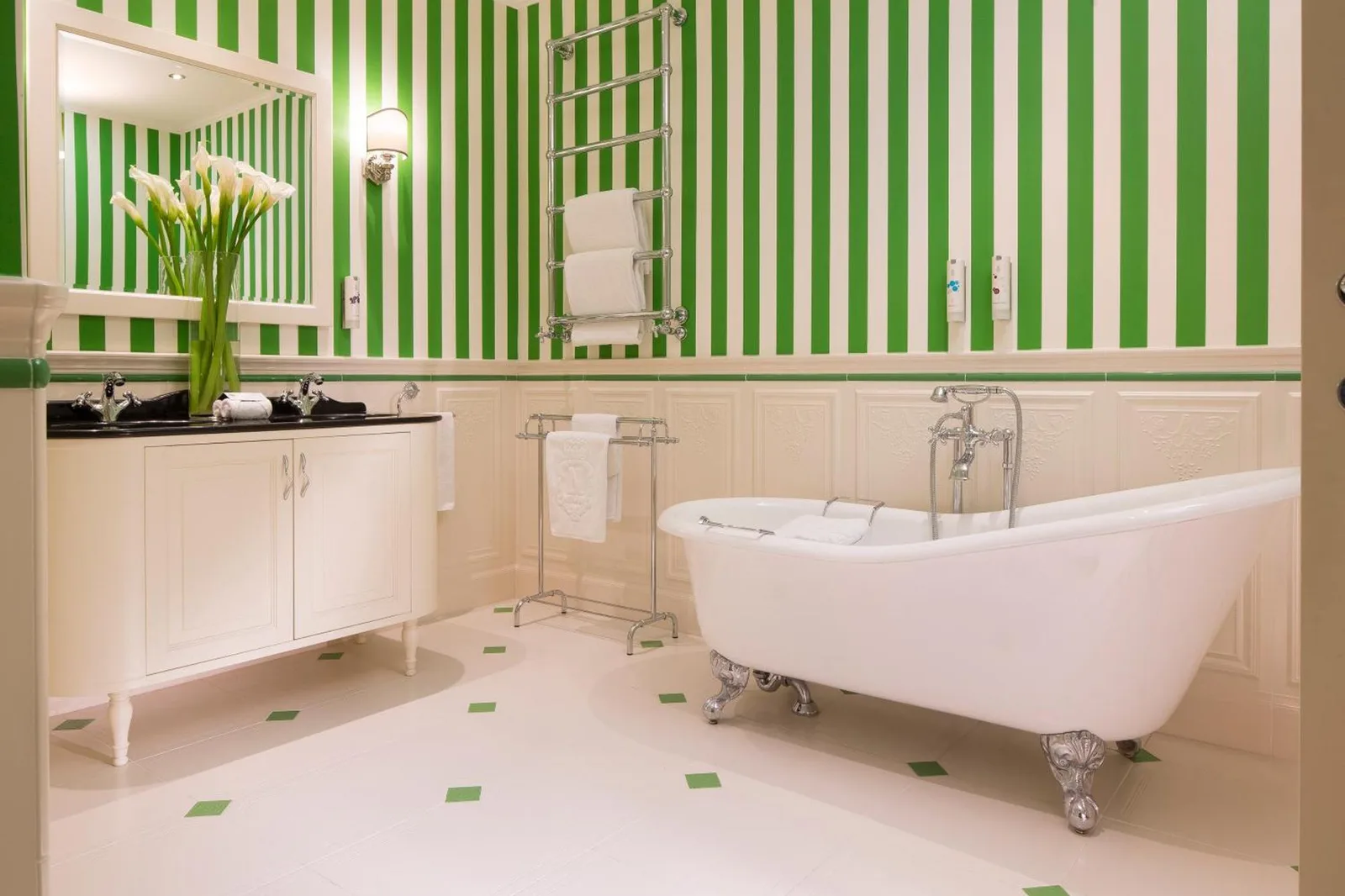 Salle de bain luxueuse à l'Hôtel Le Negresco à Nice