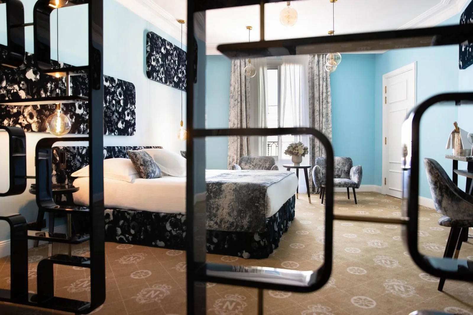 Chambre sophistiquée à l'Hôtel Le Negresco à Nice