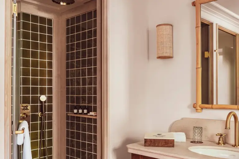 Salle de bain élégante à l'Hôtel Lou Pinet