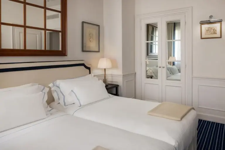 Réflexion et décor dans une chambre de luxe à l'Hôtel Lungarno