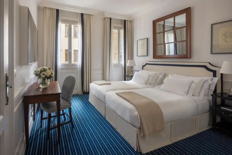 Intérieur de la chambre deluxe avec lits jumeaux à l'Hôtel Lungarno