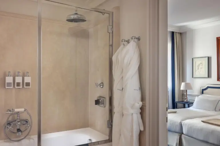 Salle de bain luxueuse avec douche à l'Hôtel Lungarno