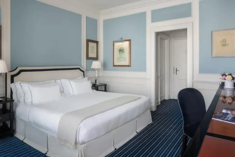 Intérieur de la chambre king à l'Hôtel Lungarno