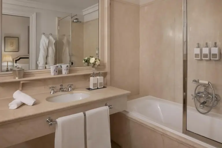 Salle de bain spacieuse avec baignoire à l'Hôtel Lungarno