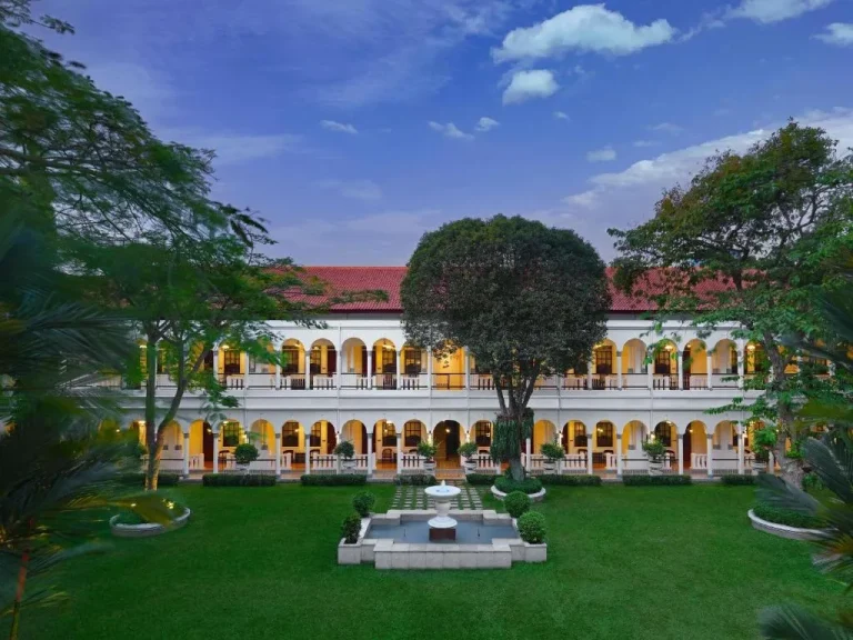 Hotel Majapahit Surabaya MGallery – hôtel à Surabaya, Indonésie – une vue extérieure d'un bâtiment avec un jardin à l'Hotel Majapahit Surabaya MGallery à Surabaya
