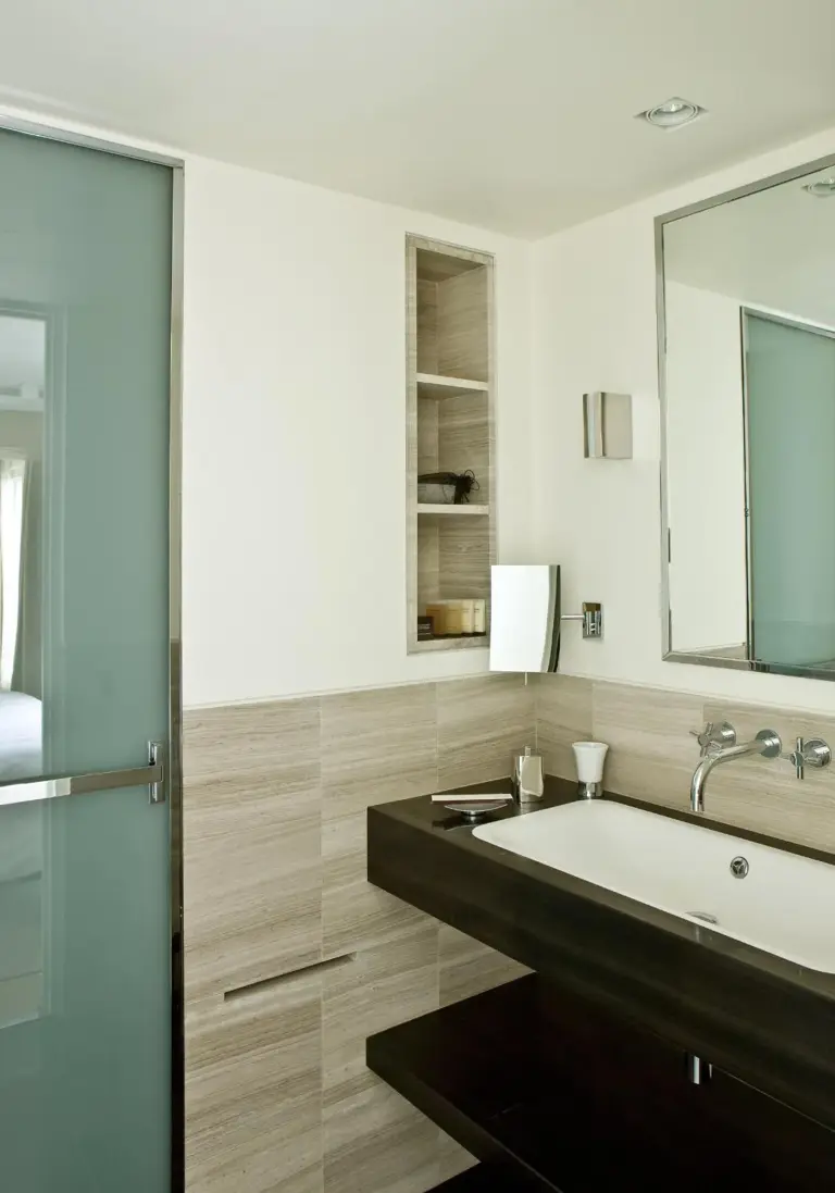 Salle de bains moderne au Hotel Marignan Champs-Elysées à Paris