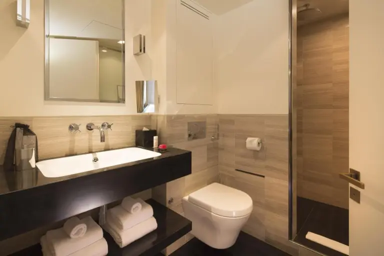 Salle de bains compacte au Hotel Marignan Champs-Elysées à Paris