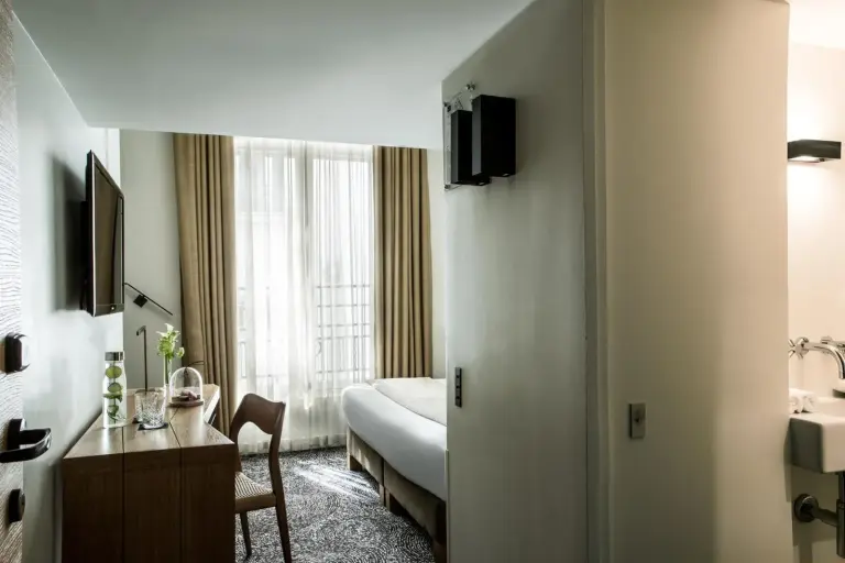 Entrée de chambre au Hotel Marignan Champs-Elysées à Paris