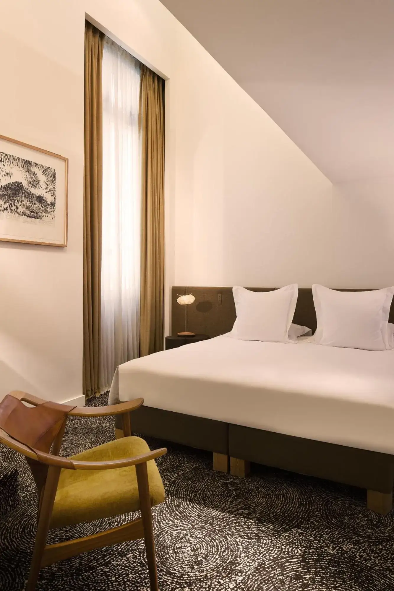 Chambre élégante au Hotel Marignan Champs-Elysées à Paris