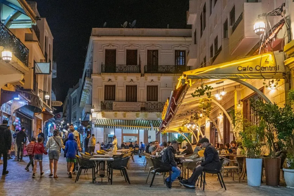 Scène de dîner en plein air le soir à l'Hôtel Mauritania Center Tangier