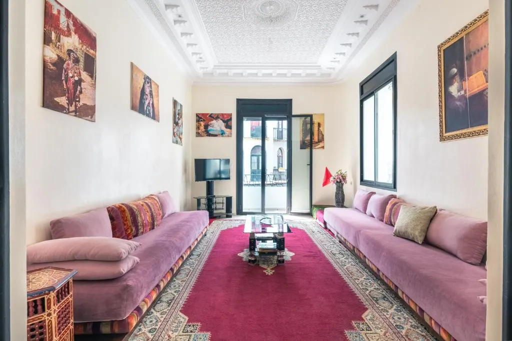 Espace salon dans l'Hôtel Mauritania Center Tanger avec des canapés décoratifs