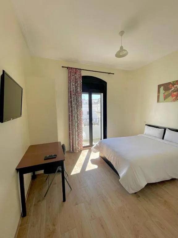 Chambre confortable à l'Hôtel Mauritania Center Tanger avec bureau et balcon