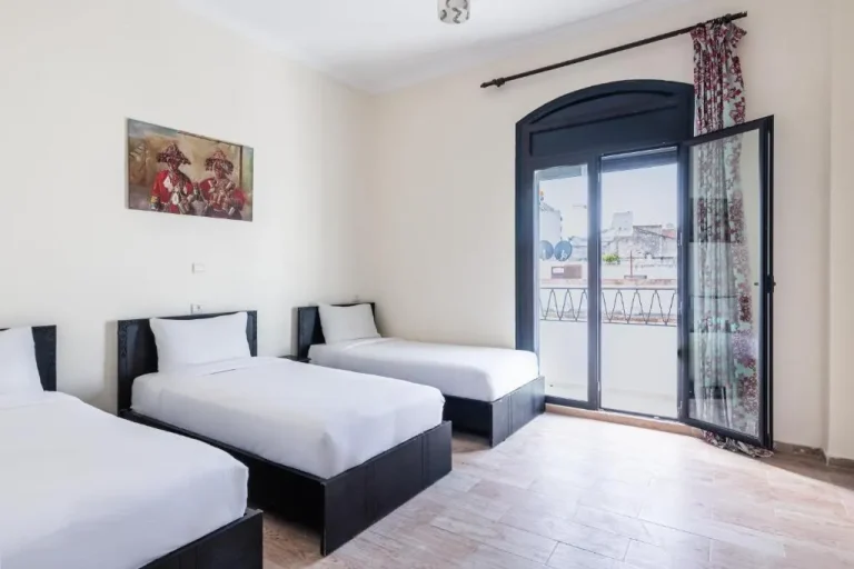 Habitación triple en Hôtel Mauritania Center Tangier con acceso al exterior