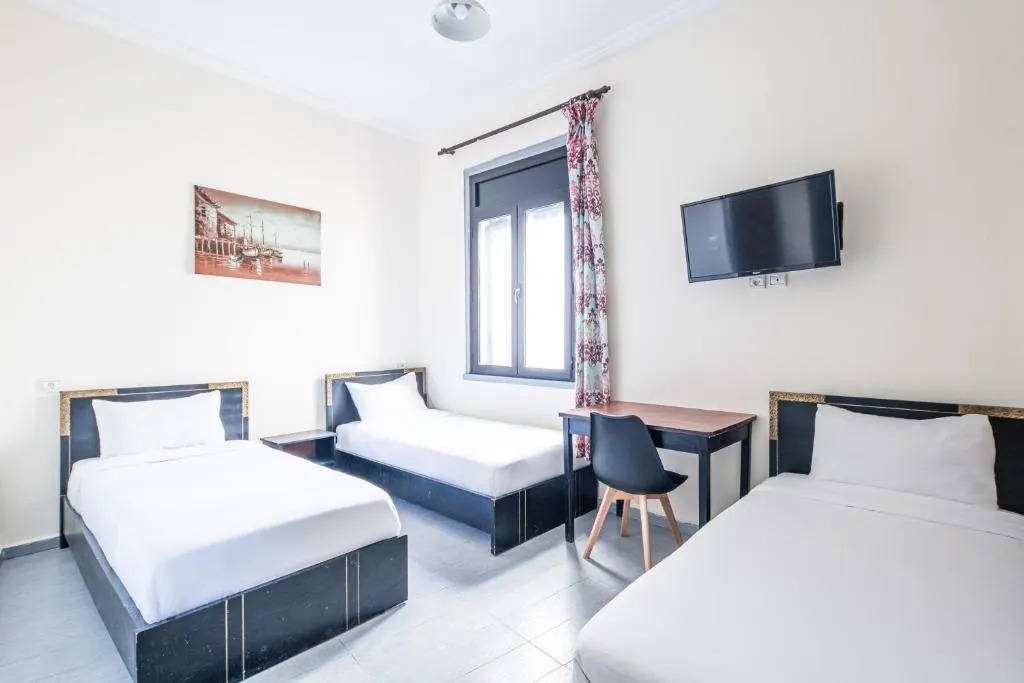 Chambre triple à l'Hôtel Mauritania Center Tanger avec deux lits et un bureau