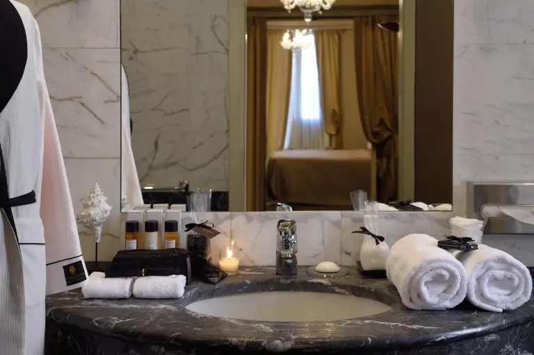 Hotel Metropole Venezia – hôtel à Venise, Italie – une chambre avec un miroir et une table avec une lampe à l'Hotel Metropole Venezia à Venise