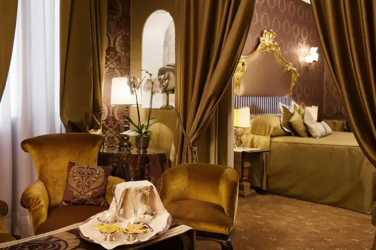 Caractéristiques de la salle de bain élégante à l'Hôtel Metropole Venezia