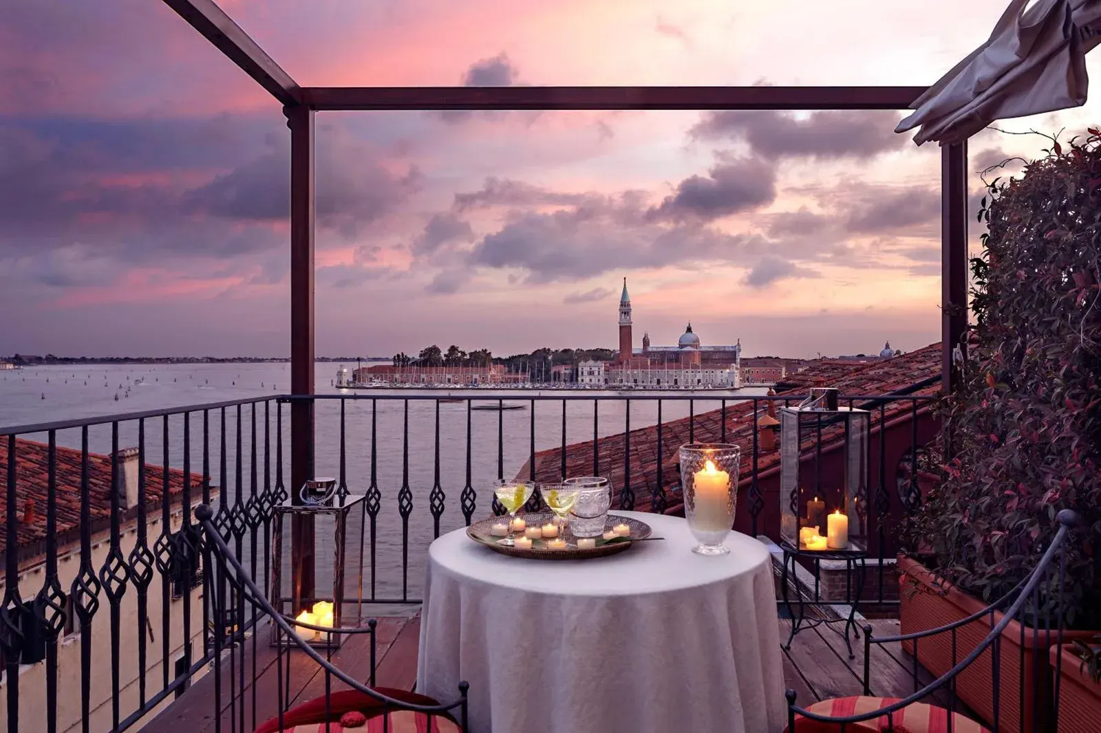 Vue époustouflante de la terrasse sur le toit à l'Hôtel Metropole Venezia