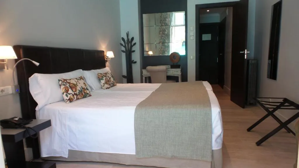 Contemporary room at Hotel Moderno Puerta del Sol in Madrid
