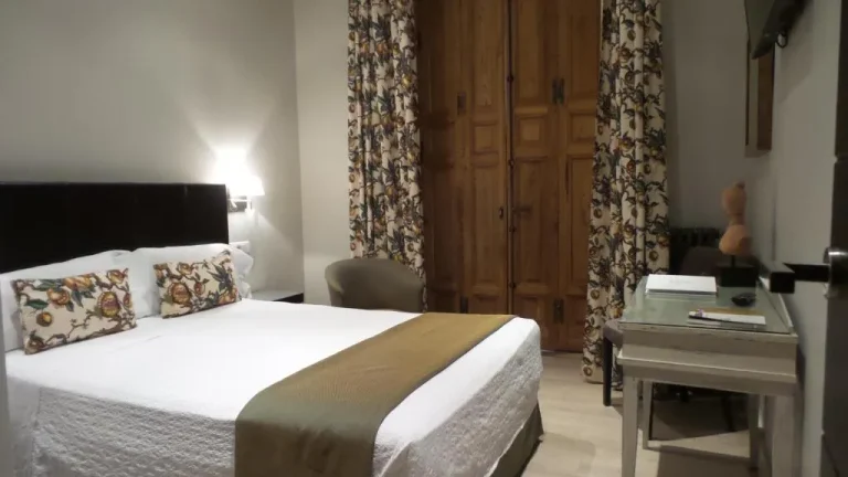 Gemütliches Zimmer im Hotel Moderno Puerta del Sol in Madrid