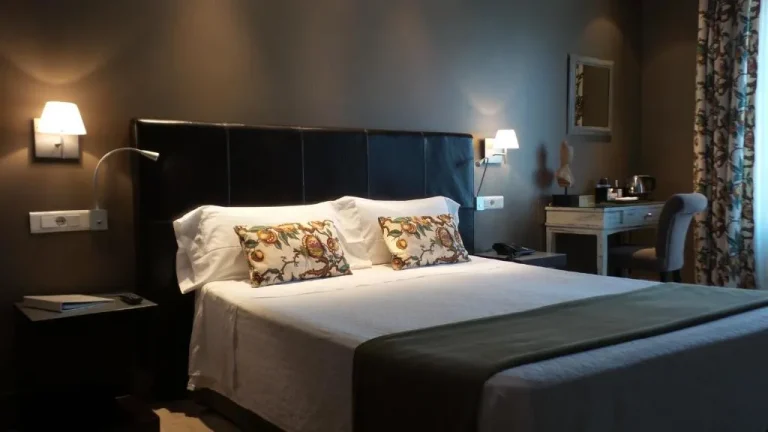 Elegantes Doppelzimmer im Hotel Moderno Puerta del Sol in Madrid