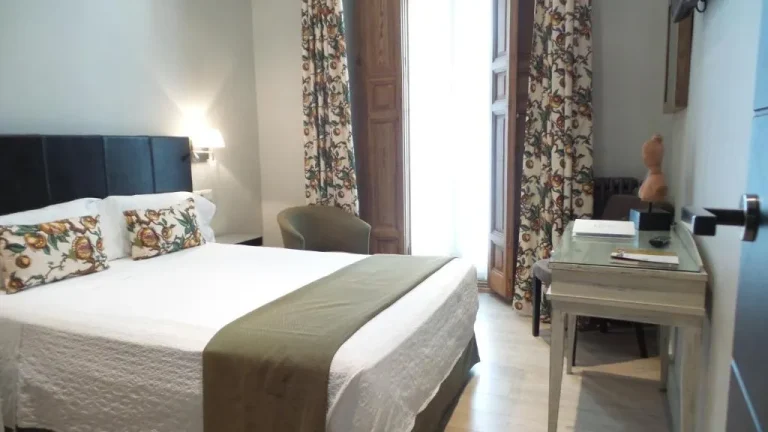 Gemütliches Doppelzimmer im Hotel Moderno Puerta del Sol in Madrid