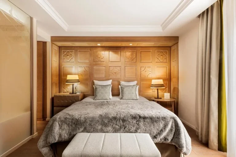 Interior elegante de una habitación en el Hôtel Mont-Blanc Chamonix, mostrando un diseño sofisticado y comodidad.