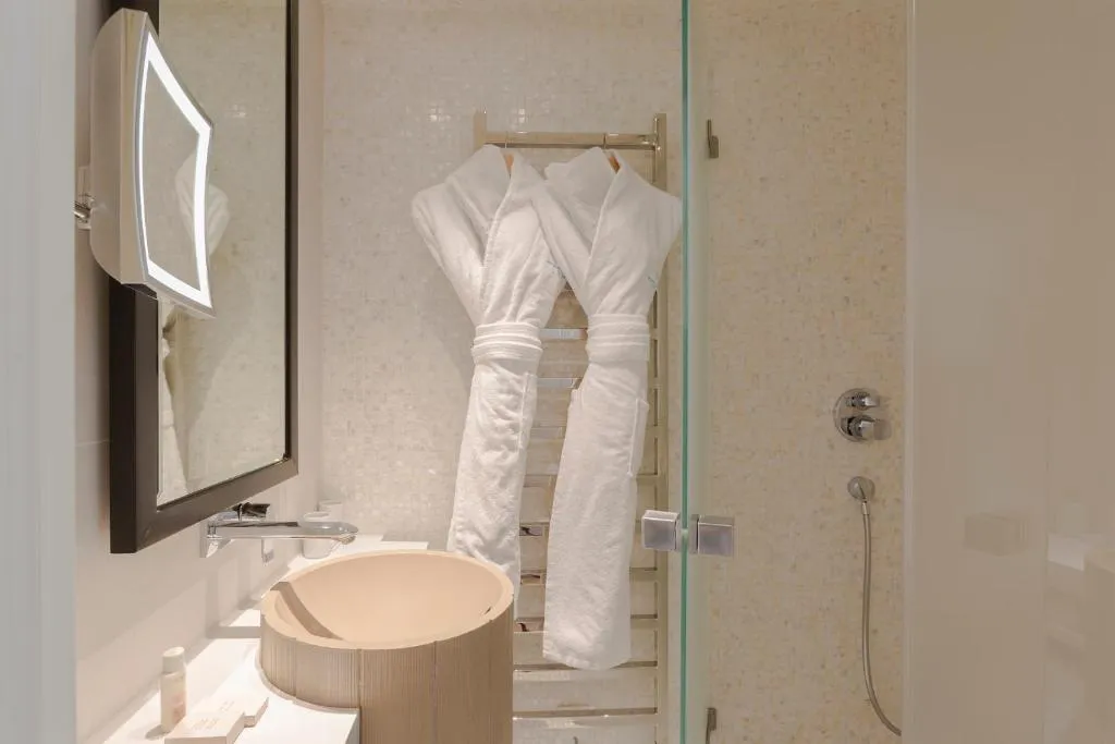 Instalaciones de baño modernas en el Hôtel Mont-Blanc Chamonix, con accesorios de alta gama y toallas suaves.