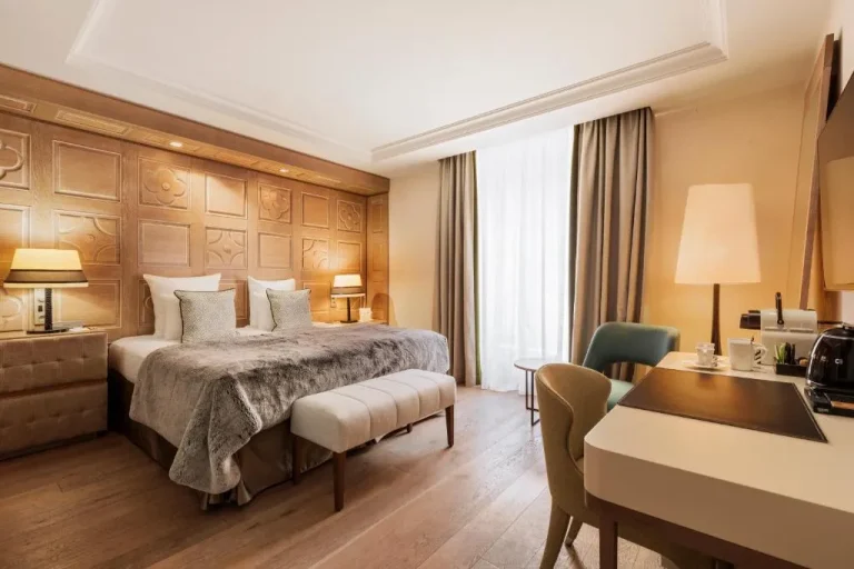 Habitación espaciosa en el Hôtel Mont-Blanc Chamonix, con decoración elegante y abundante luz natural.