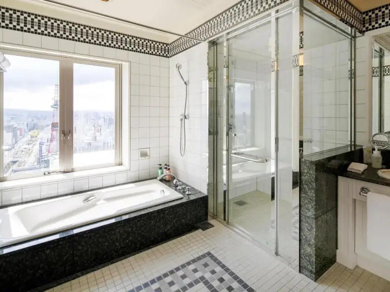 Baño de lujo con vistas a la ciudad en el Hotel Monterey Edelhof Sapporo