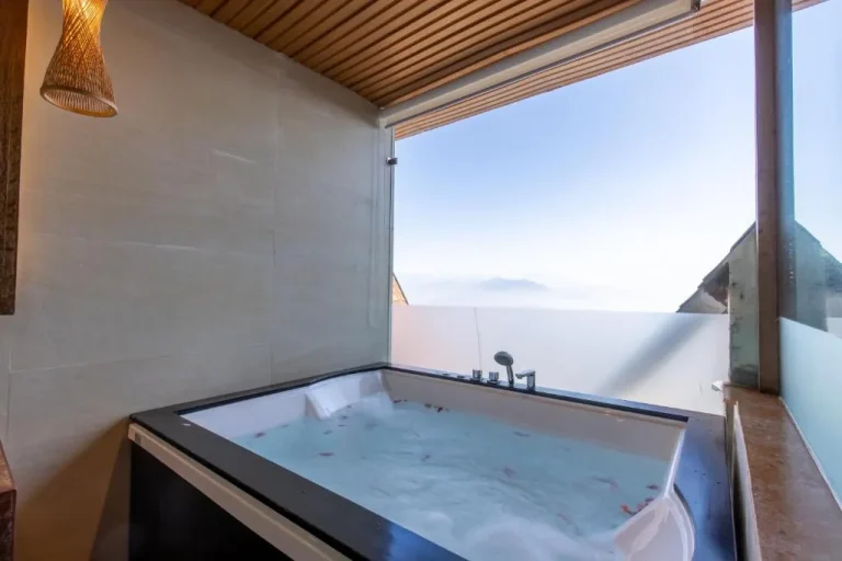 Jacuzzi mit atemberaubendem Blick im Hotel Mystic Mountain, Nagarkot