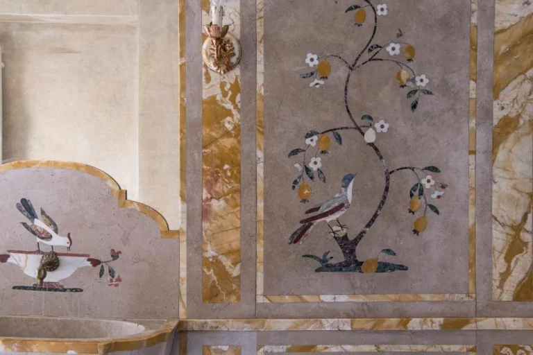 Künstlerisches Wanddetail im Hotel Nani Mocenigo Palace in Venedig