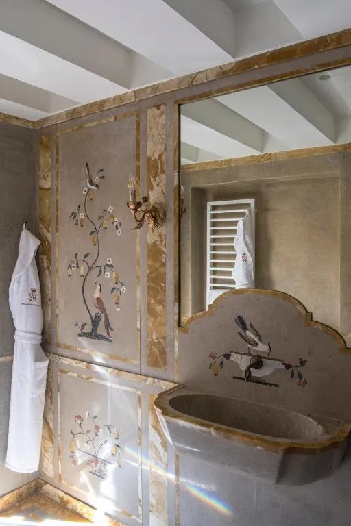 Chic Badezimmerdetail im Hotel Nani Mocenigo Palace in Venedig