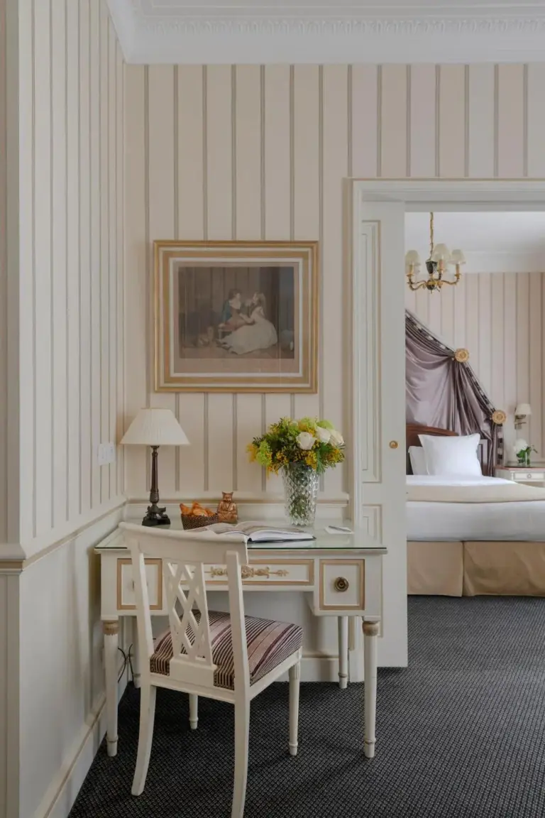 Esquina de escritorio con decoración en una suite de Hôtel Napoleon Paris