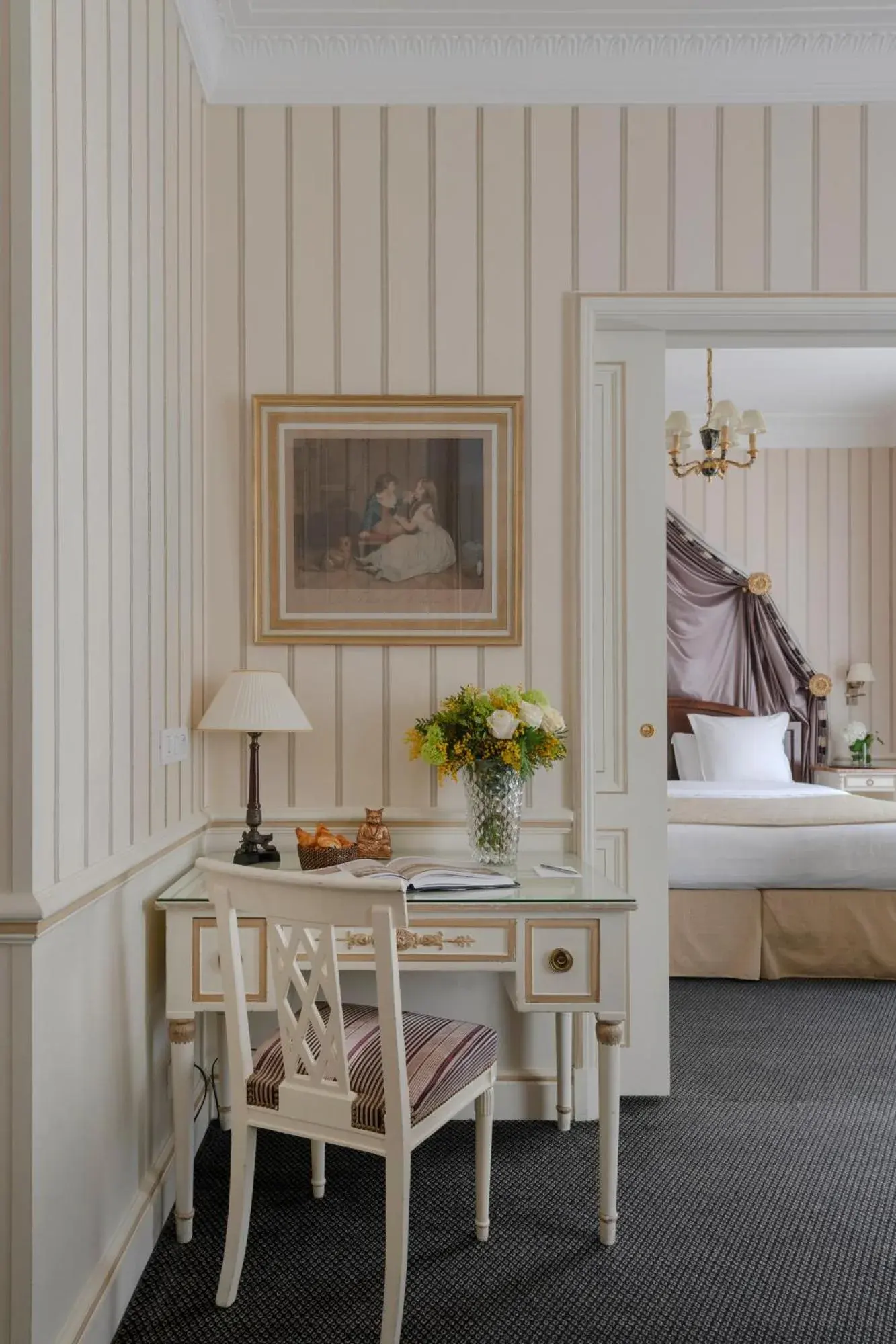 Esquina de escritorio con decoración en una suite de Hôtel Napoleon Paris