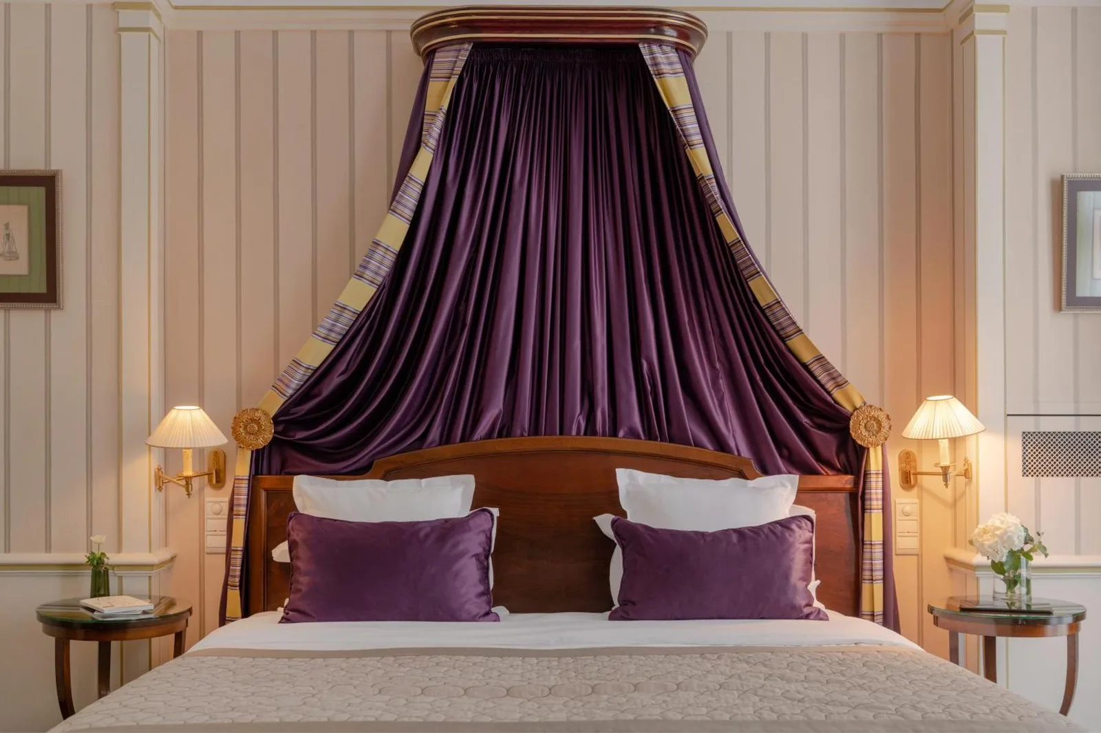 Configuración elegante de cama en una habitación de Hôtel Napoleon Paris