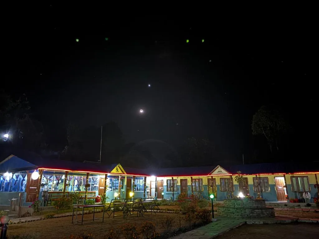 Vue nocturne de l'Hôtel New Laligurans à Pokhara