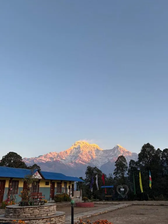 Vue du lever de soleil depuis l'Hôtel New Laligurans à Pokhara