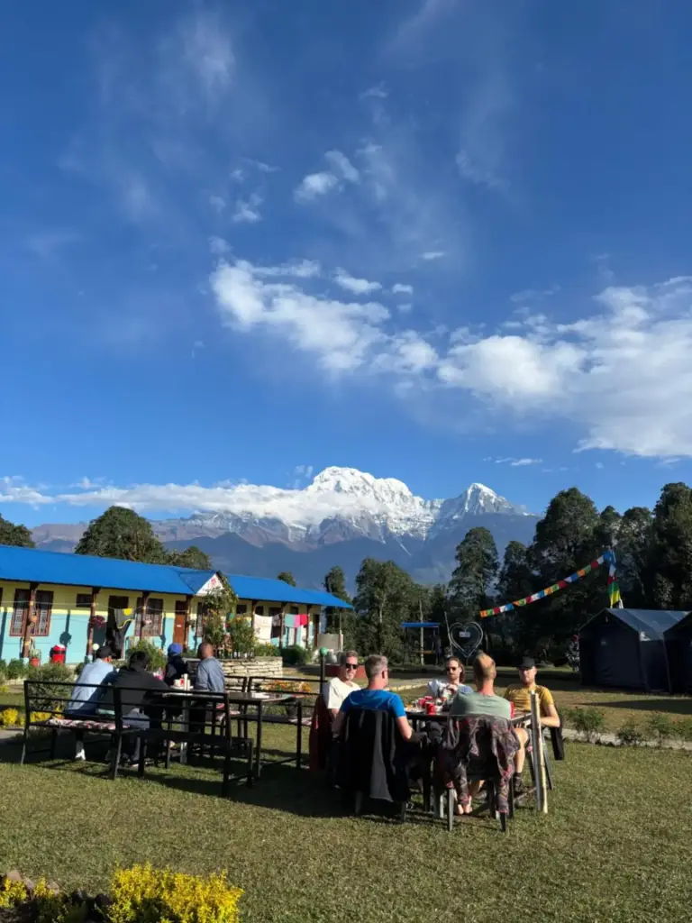 Huéspedes cenando al aire libre con vista a las montañas en el Hotel New Laligurans