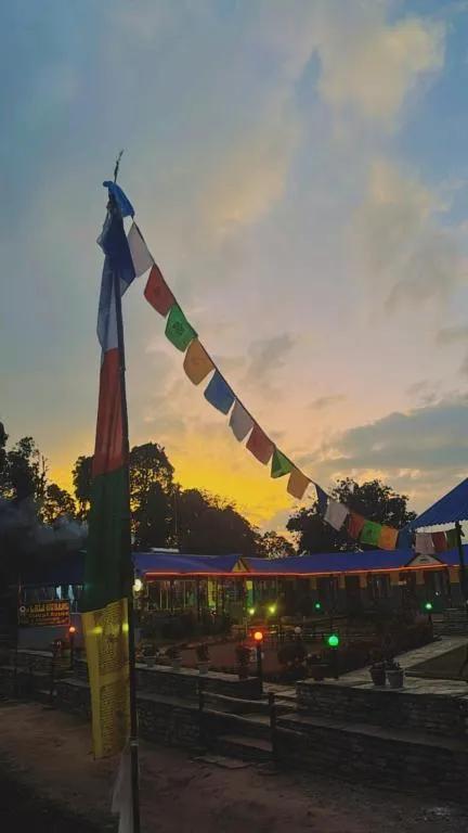 Drapeaux de prière colorés à l'Hotel New Laligurans au coucher du soleil