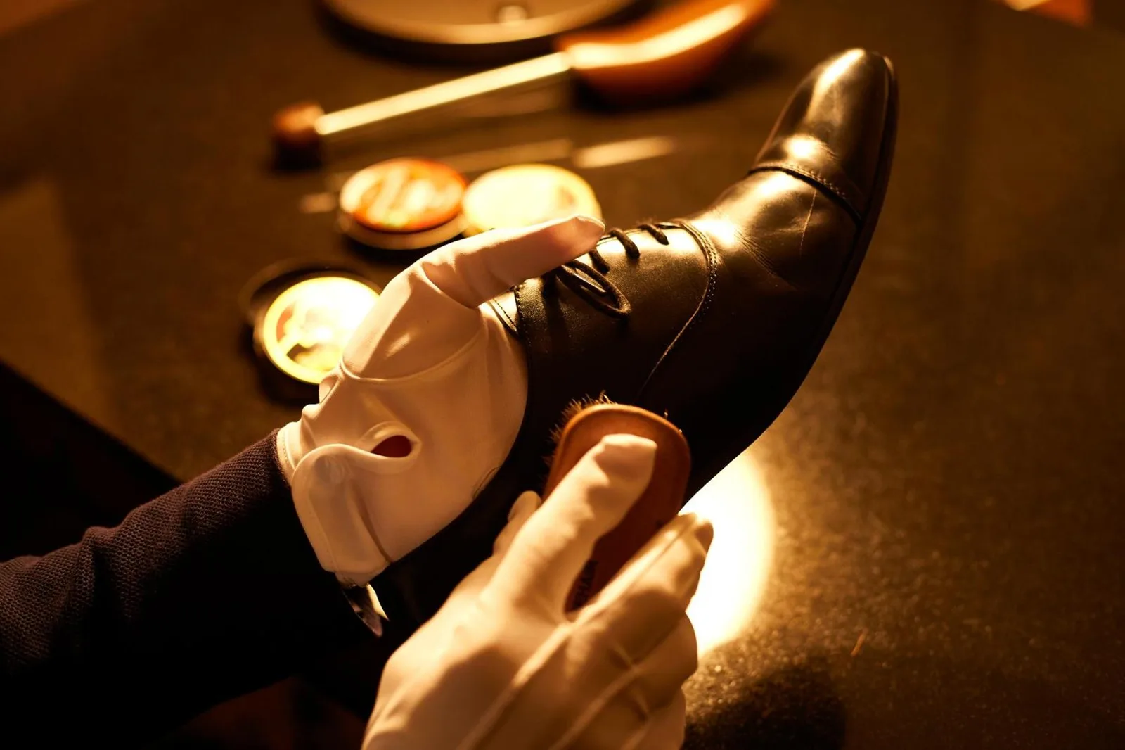 Hotel New Otani Osaka – Osaka, Japan hotel – a woman in white gloves is holding a black object at Hotel New Otani Osaka in Osaka