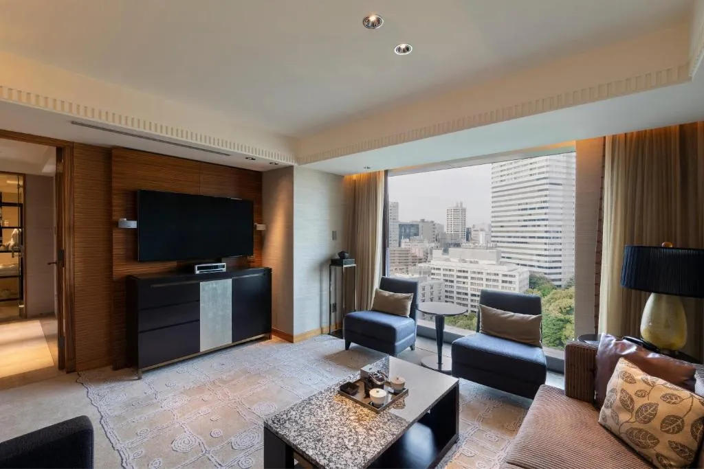 Espace de vie avec vue sur la ville à l'Hôtel New Otani Tokyo